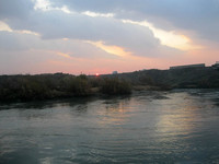 Просвет скозь облака восходящего солнца