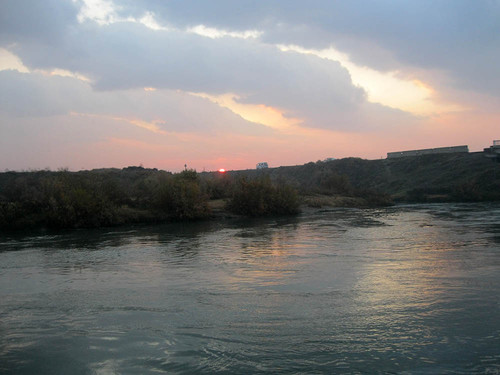 Просвет скозь облака восходящего солнца